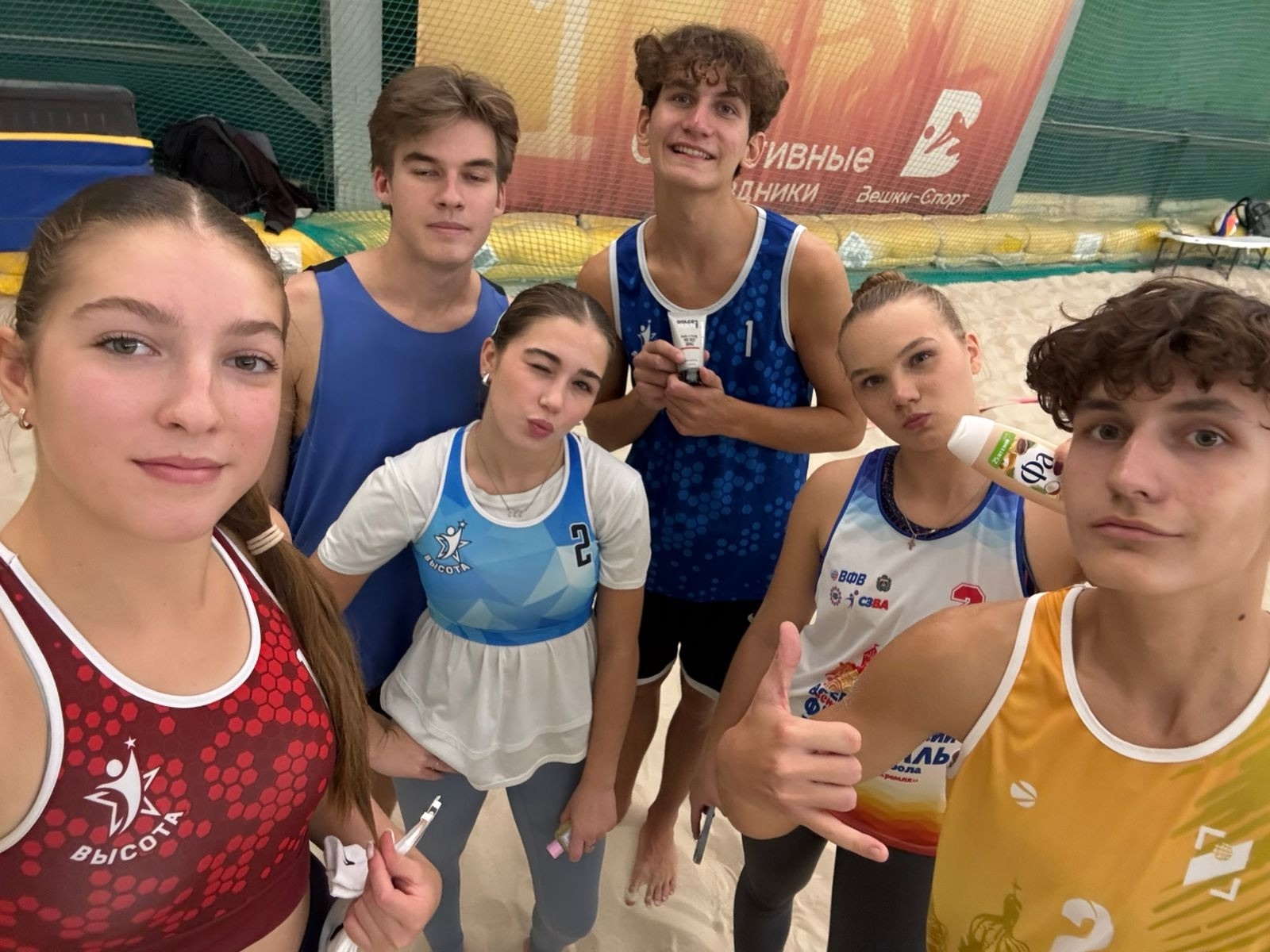 Ну, что .. Погнали! Старшие девочки начали свой иг...