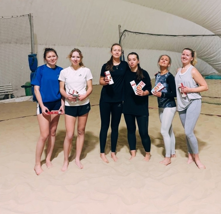 Студентки снимают стресс после учебы на играх,  а ...